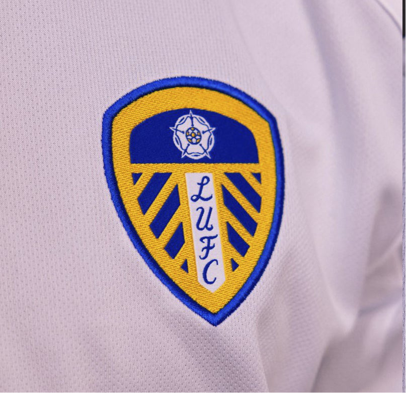 Primera equipación Leeds 25/26