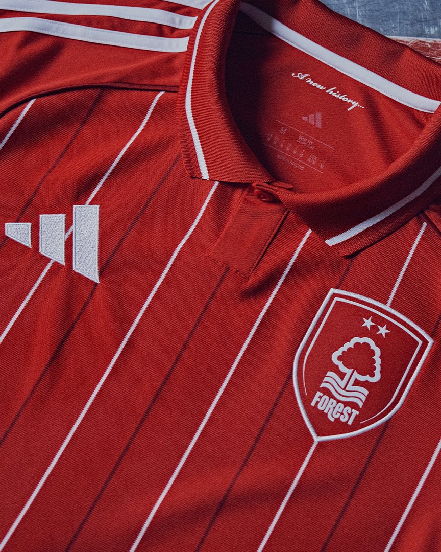 Primera equipación Nottingham Forest 25/26